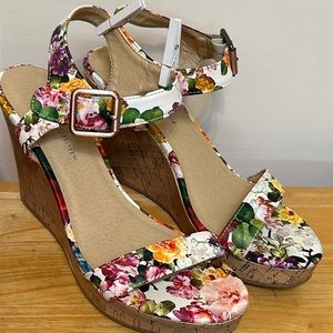 Size 8.5 Chinese Laundry floral wedge sandals